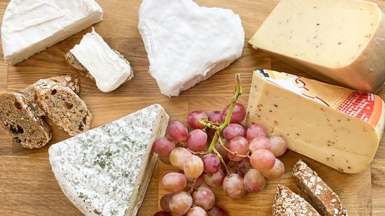 Käse auf einem Brett