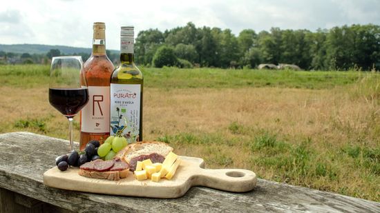 Wein und Käse auf einem Brett